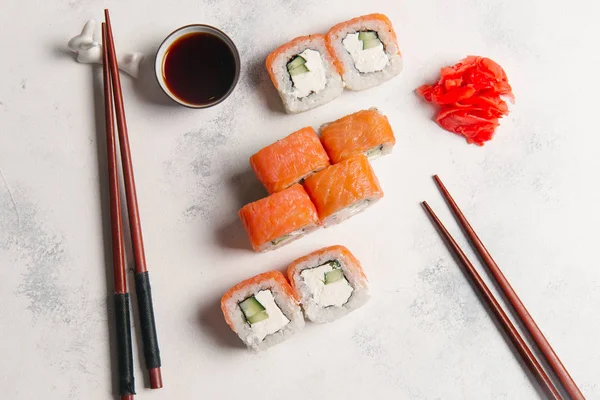 Frische Sushi Rollen Mit Ingwer Sojasauce Und Essstäbchen Auf Steingrund — Stockfoto