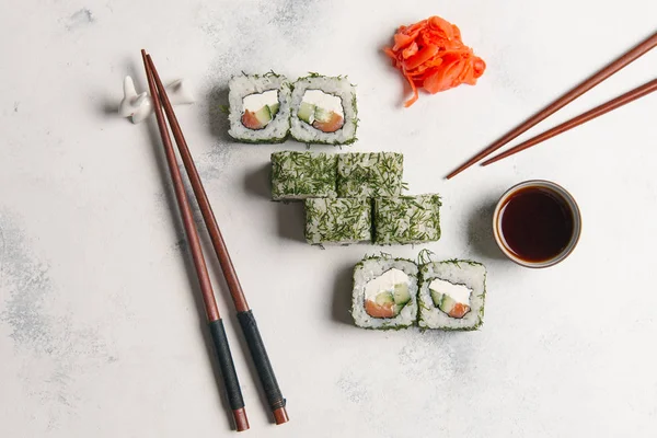 Hagyományos Japán Sushi Tekercs Gyömbérrel Pálcika Háttér — Stock Fotó