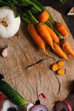 Havuç ve karanlık bir arka plan üzerinde sebze