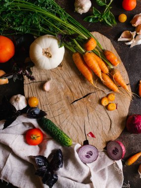 Havuç ve karanlık bir arka plan üzerinde sebze