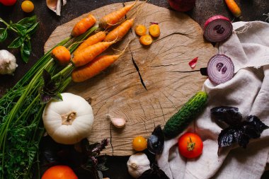 Havuç ve karanlık bir arka plan üzerinde sebze