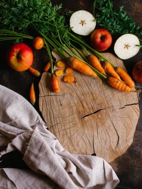 Havuç ve karanlık bir arka plan üzerinde sebze