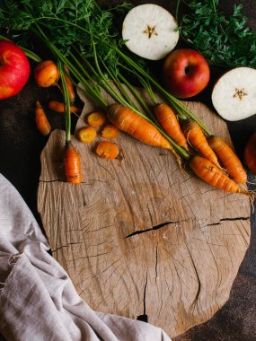 Havuç ve karanlık bir arka plan üzerinde sebze