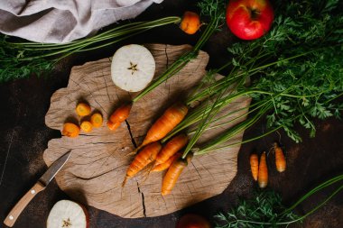 Havuç ve karanlık bir arka plan üzerinde sebze