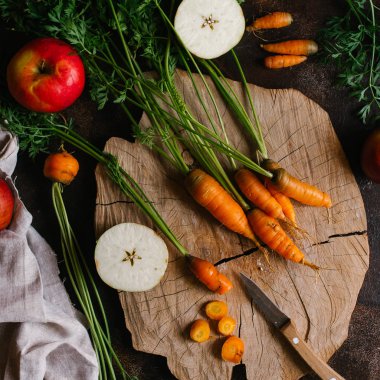 Havuç ve karanlık bir arka plan üzerinde sebze