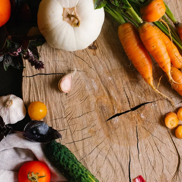 Havuç ve karanlık bir arka plan üzerinde sebze