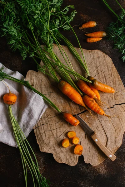 Havuç ve karanlık bir arka plan üzerinde sebze