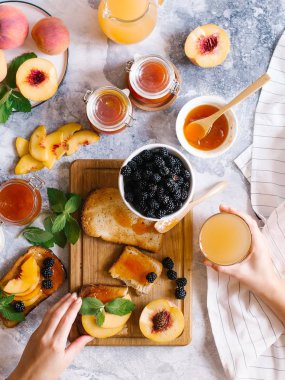 Tost kayısı reçelli ekmek ve beyaz ahşap masa yapraklarda ile taze meyve. Lezzetli kahvaltı.
