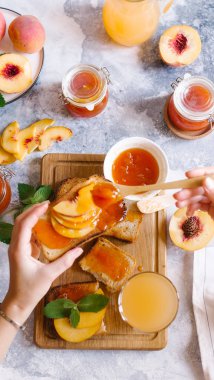 Tost kayısı reçelli ekmek ve beyaz ahşap masa yapraklarda ile taze meyve. Lezzetli kahvaltı.