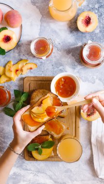 Tost kayısı reçelli ekmek ve beyaz ahşap masa yapraklarda ile taze meyve. Lezzetli kahvaltı.