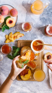 Tost kayısı reçelli ekmek ve beyaz ahşap masa yapraklarda ile taze meyve. Lezzetli kahvaltı.