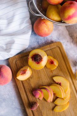 Taze Şeftali meyve desenli taş zemin üzerine