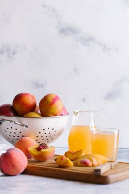 Taze Şeftali meyve desenli taş zemin üzerine