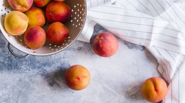 Taze Şeftali meyve desenli taş zemin üzerine