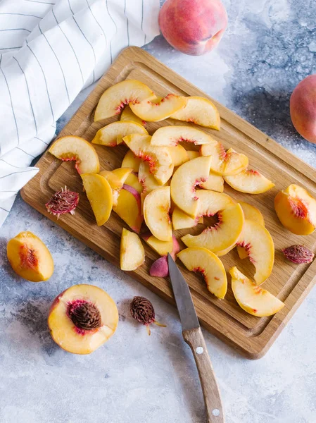 Taze Şeftali meyve desenli taş zemin üzerine