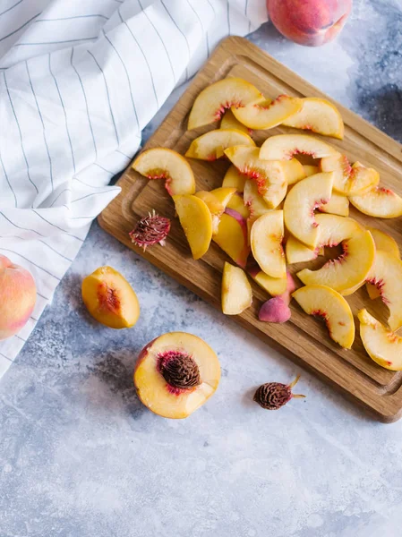 Taze Şeftali meyve desenli taş zemin üzerine