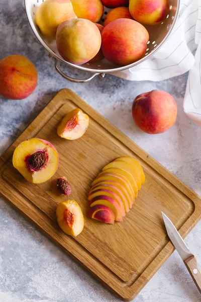 Taze Şeftali meyve desenli taş zemin üzerine