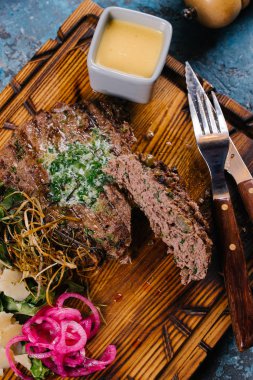 Ahşap tahta üzerinde peynir ve roka salatası ile servis ızgara patty kek