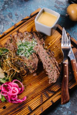 Ahşap tahta üzerinde peynir ve roka salatası ile servis ızgara patty kek