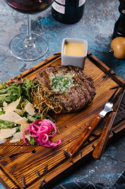 Ahşap tahta üzerinde peynir ve roka salatası ile servis ızgara patty kek