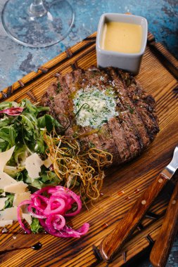 Ahşap tahta üzerinde peynir ve roka salatası ile servis ızgara patty kek