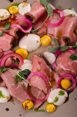 Taze jambon güveç görünümü Kapat gri plaka üzerinde sos ile servis