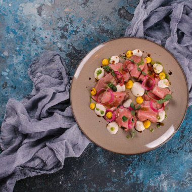 Gri plaka üzerinde sos ile servis taze jambon güveç