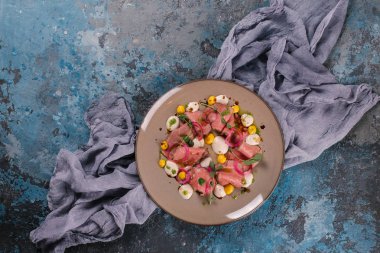 Gri plaka üzerinde sos ile servis taze jambon güveç