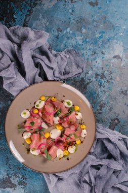 Gri plaka üzerinde sos ile servis taze jambon güveç