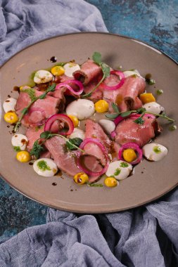 Gri plaka üzerinde sos ile servis taze jambon güveç