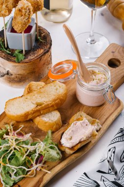 Tost kavanoza Ahşap Doğrama tahtası üzerinde salata sosu ile servis