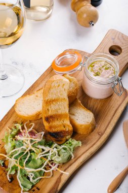 Tost kavanoza Ahşap Doğrama tahtası üzerinde salata sosu ile servis