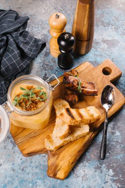 Creme çorbası tost ve Ahşap Doğrama tahtası üzerinde kaburga cam