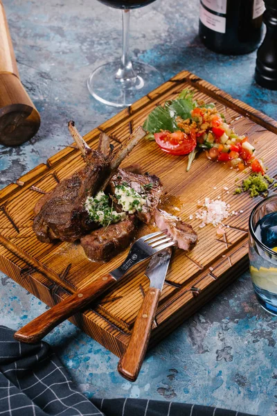 Ahşap Doğrama tahtası üzerinde soslu ızgara kaburga hizmet