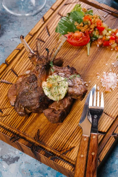 Ahşap Doğrama tahtası üzerinde soslu ızgara kaburga hizmet