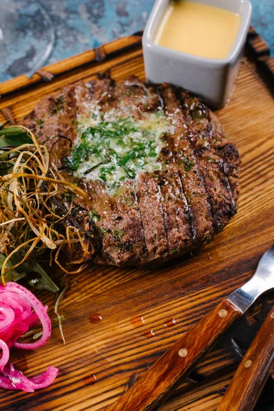 Ahşap tahta üzerinde peynir ve roka salatası ile servis ızgara patty kek