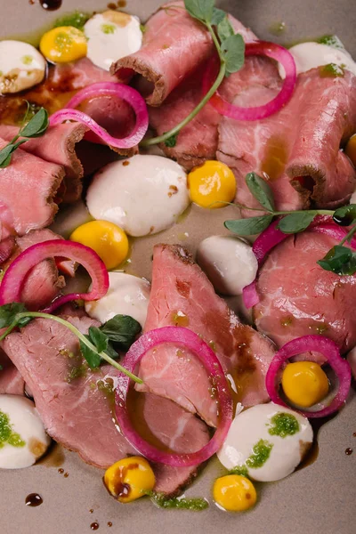 Taze jambon güveç görünümü Kapat gri plaka üzerinde sos ile servis