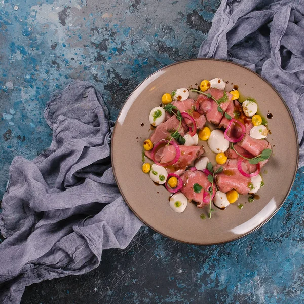 Gri plaka üzerinde sos ile servis taze jambon güveç