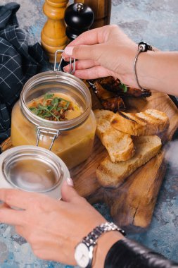 Creme çorbası tost ve Ahşap Doğrama tahtası üzerinde kaburga cam