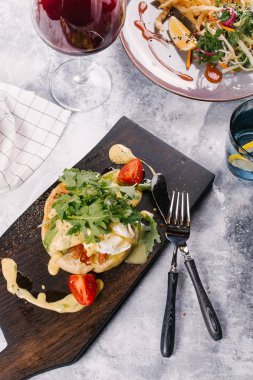 Taze topuz pastırma ile servis edilir, Benedict Ahşap Doğrama tahtası sosu altında yumurta