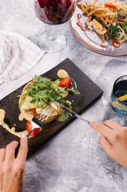 Taze topuz pastırma ile servis edilir, Benedict Ahşap Doğrama tahtası sosu altında yumurta