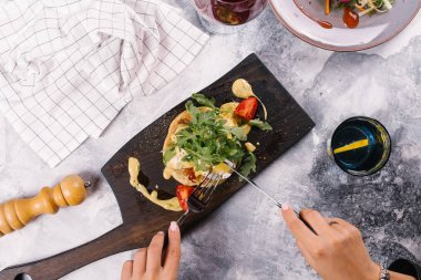 Taze topuz pastırma ile servis edilir, Benedict Ahşap Doğrama tahtası sosu altında yumurta