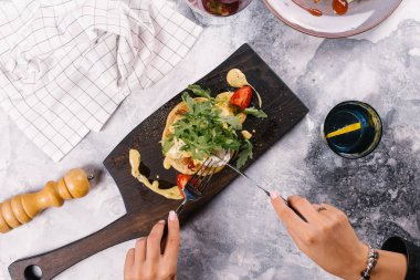Taze topuz pastırma ile servis edilir, Benedict Ahşap Doğrama tahtası sosu altında yumurta