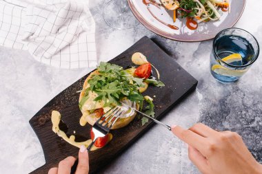 Taze topuz pastırma ile servis edilir, Benedict Ahşap Doğrama tahtası sosu altında yumurta