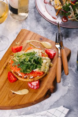 Somon, roka ve Ahşap Doğrama tahtası üzerinde sos ile servis topuz