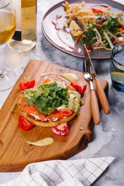 Somon, roka ve Ahşap Doğrama tahtası üzerinde sos ile servis topuz