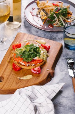 Somon, roka ve Ahşap Doğrama tahtası üzerinde sos ile servis topuz