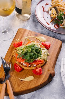 Somon, roka ve Ahşap Doğrama tahtası üzerinde sos ile servis topuz