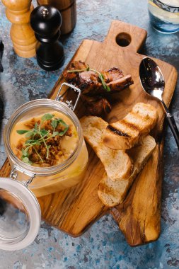 Creme çorbası tost ve Ahşap Doğrama tahtası üzerinde kaburga cam