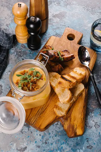 Creme çorbası tost ve Ahşap Doğrama tahtası üzerinde kaburga cam